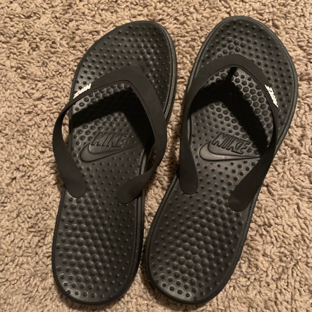 Nike flip flops (size 8)
